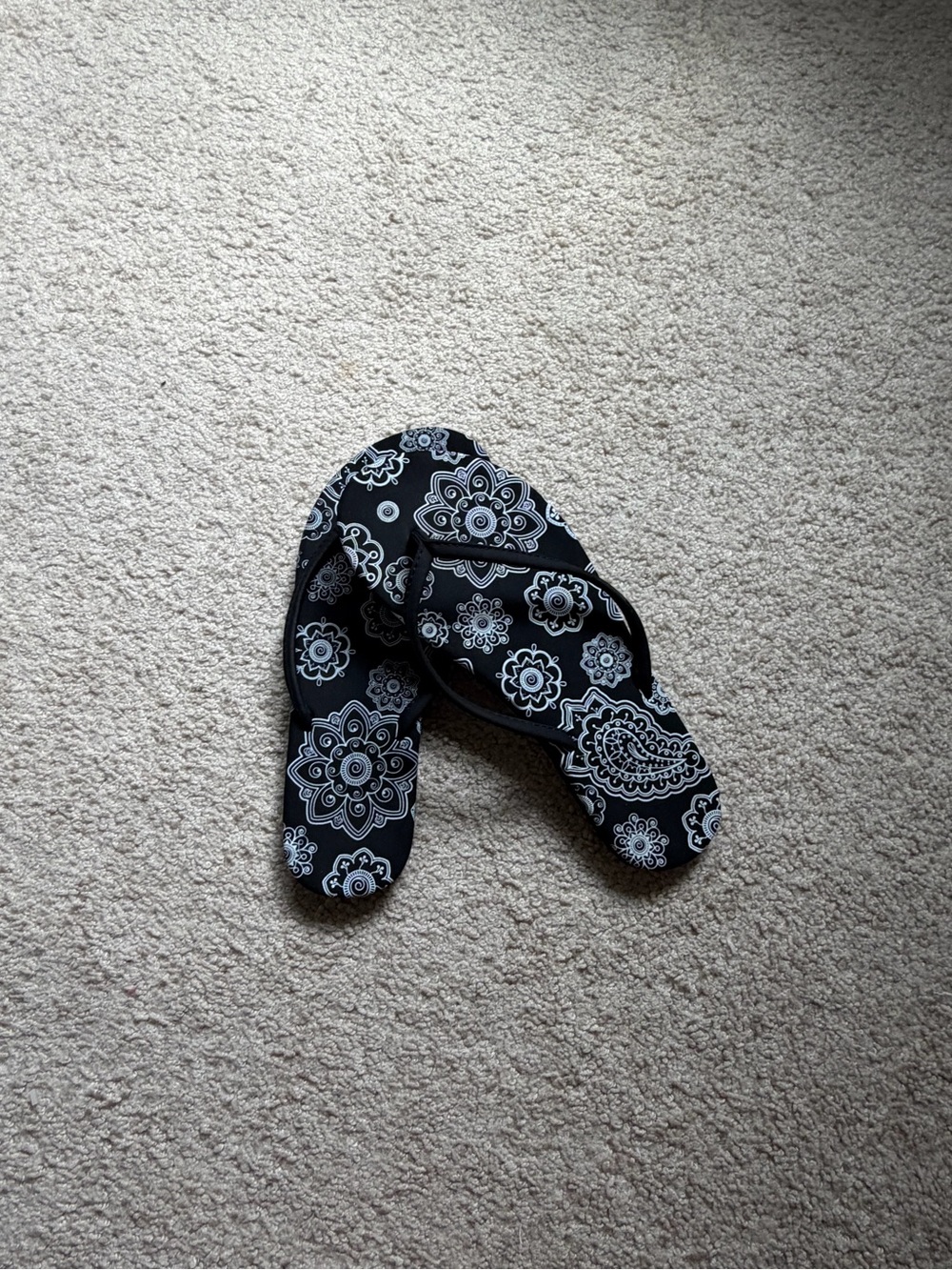 Source Unknown Black and White Floral Flip Flop Sandals